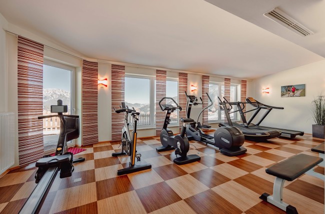 Verschieden Technogym-Geräte zum Trainieren der Ausdauer