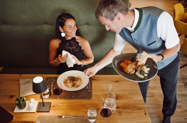 Der Hauptgang beim Abendessen wird serviert