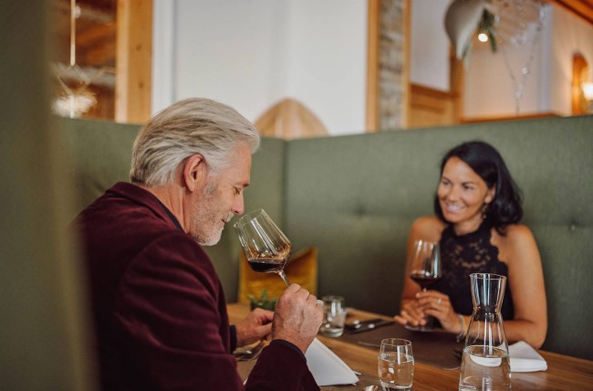 Ein gutes Glas Wein zum Abendessen