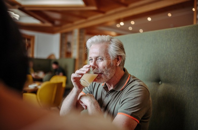 Frische Säfte beim Frühstück trinken