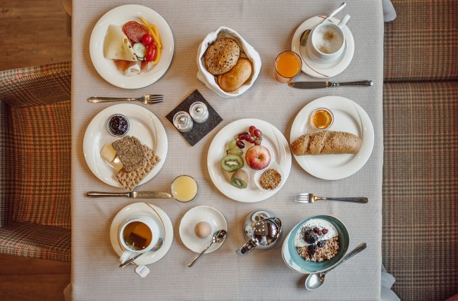 Gedeckter Frühstückstisch