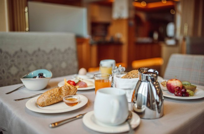 Gedeckter Frühstückstisch