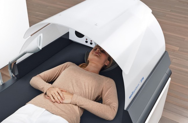 Entspannte Massage auf einer Wellsystem Relax Plus Massageliege © Wellsystem