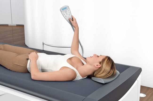 Entspannte Massage auf einer Wellsystem Relax Plus Massageliege © Wellsystem