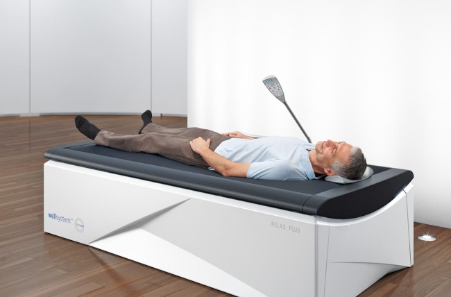 Entspannte Massage auf einer Wellsystem Relax Plus Massageliege © Wellsystem