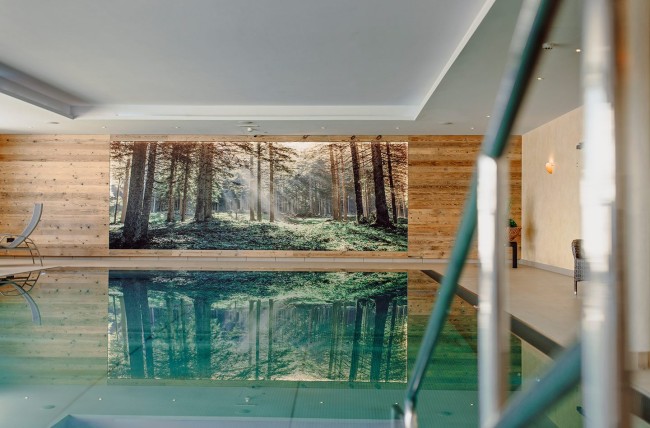 Hallenbad mit Whirlbank und Massagedüsen