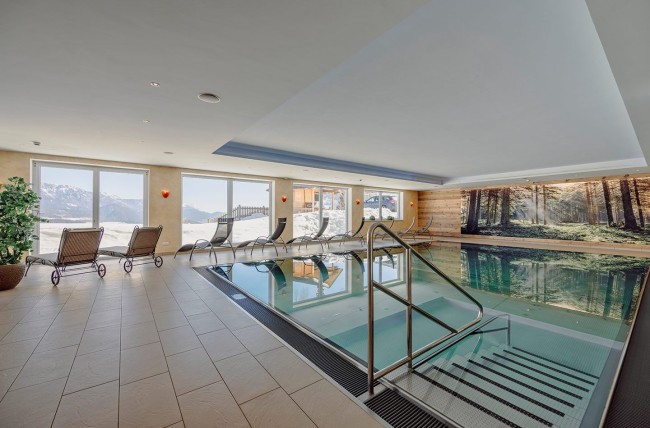 Hallenbad mit Whirlbank und Massagedüsen