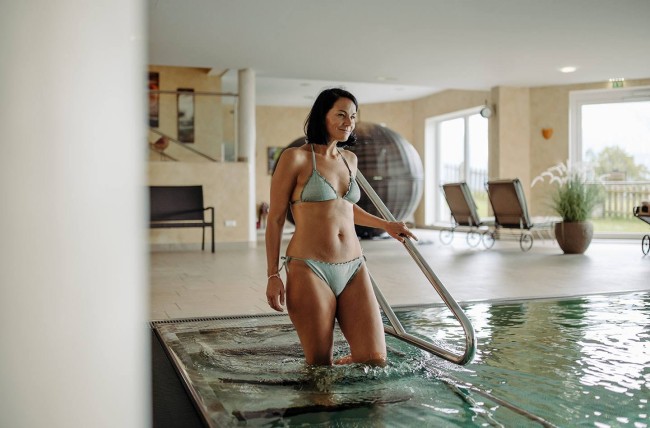 Eintauchen und genießen im Hallenbad