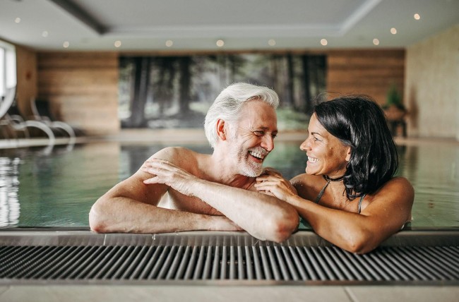 Glücklich und zufrieden sein beim Schwimmen im Pool