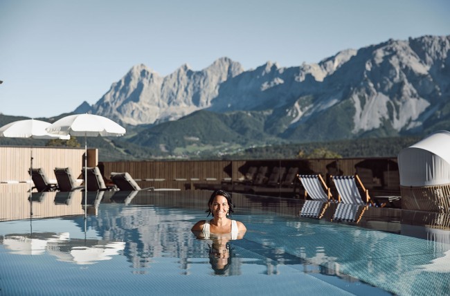 Swimming with a view to the Dachstein mountain