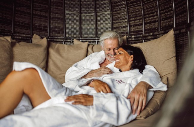 Entspannung im Hallenbad-Bereich