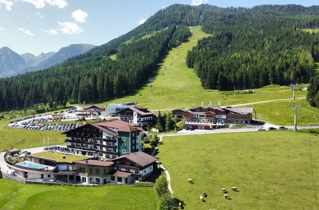 Hotel Waldfrieden mit Infinitypool in Top-Lage neben der Hochwurzen Talstation