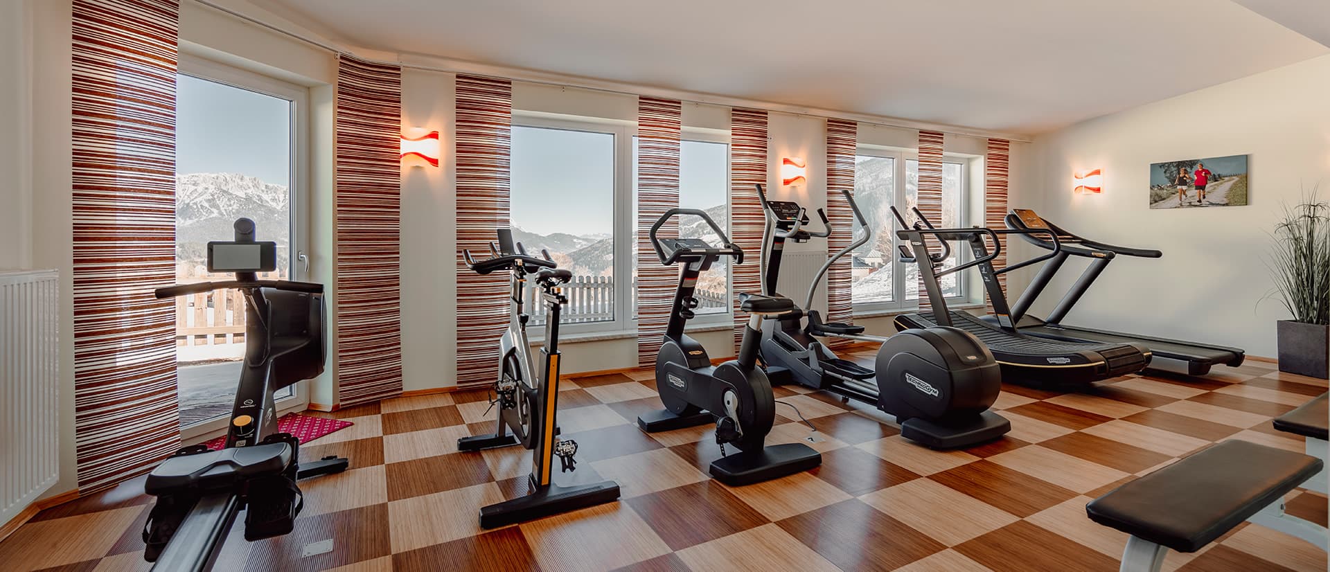 Bestens ausgestatteter Fitnessraum mit Technogym Geräten
