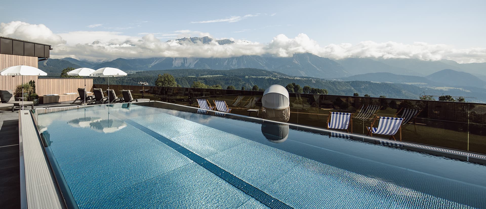 Infinitypool mit Panoramablick zum Dachstein
