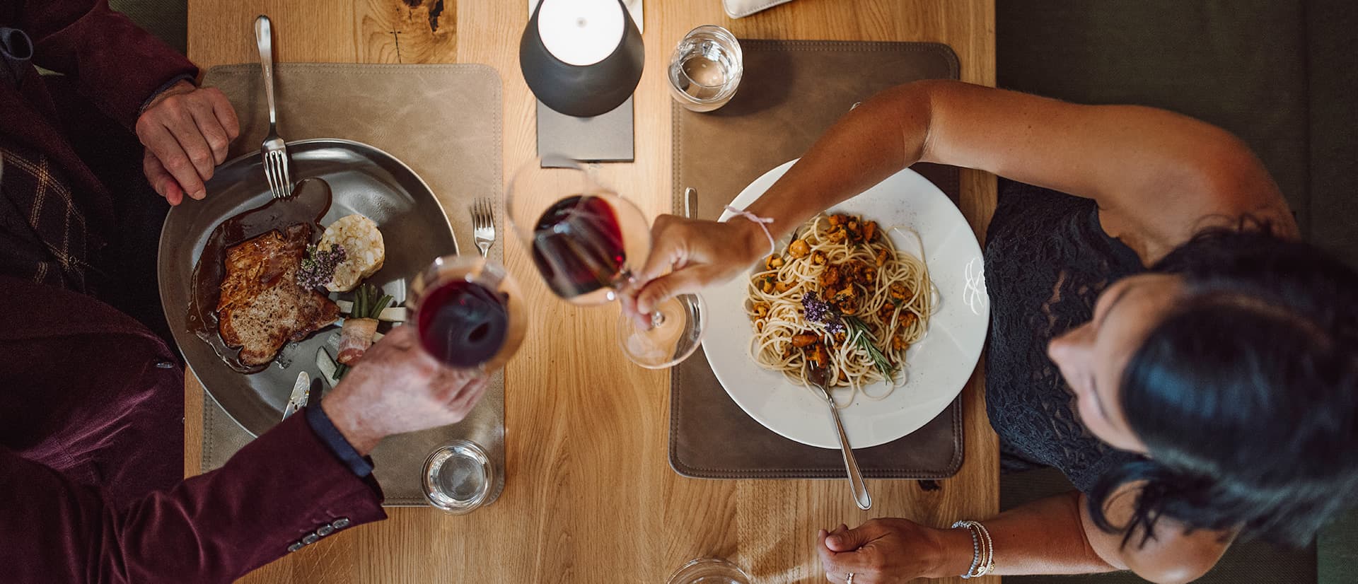 Paar beim köstlichen Abendessen mit Weinbegleitung