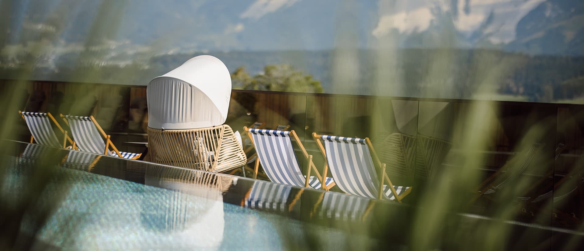Schwimmen mit Bergblick im Infinitypool im Hotel mit Pool in Schladming Rohrmoos