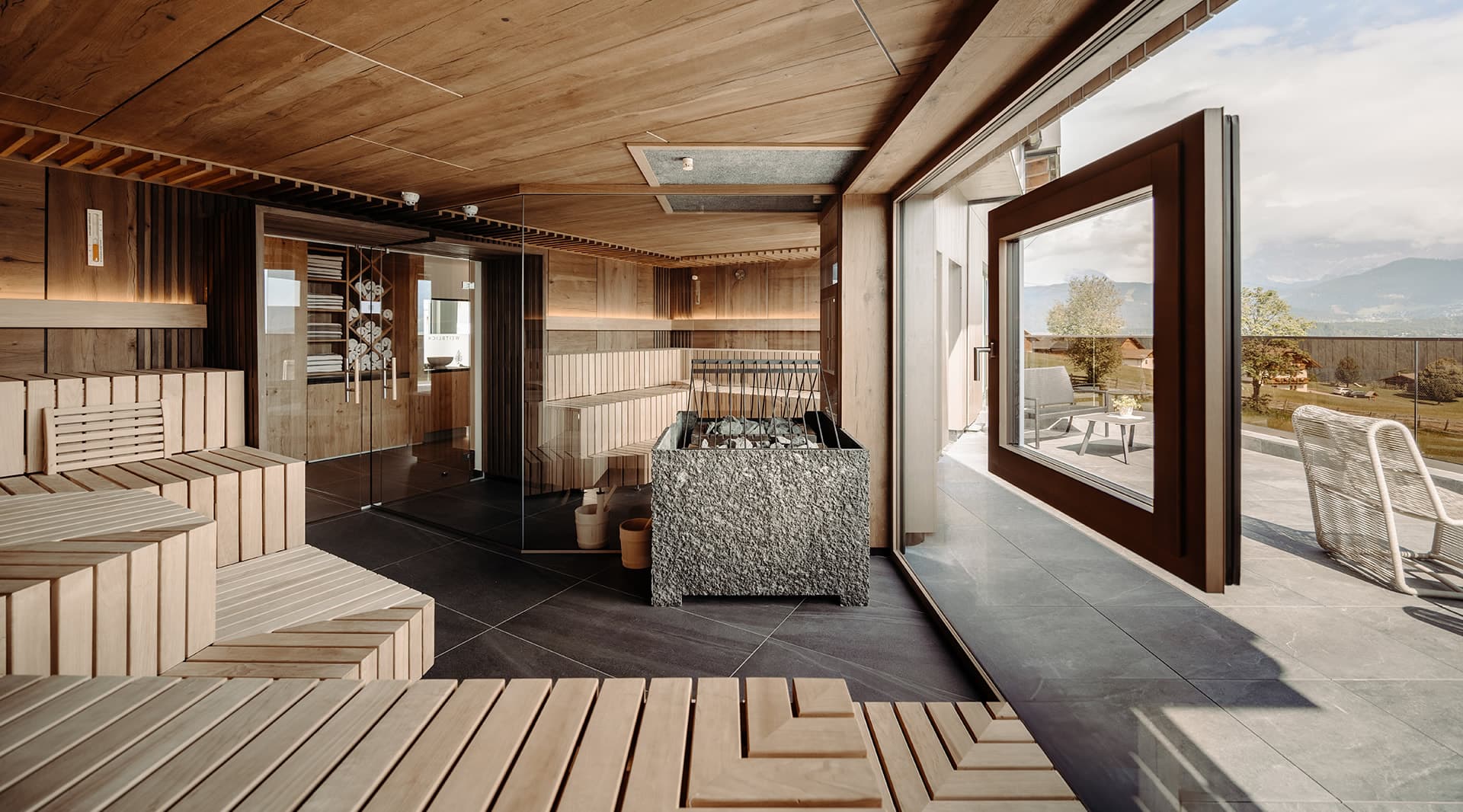 Panoramasauna mit Blick auf den Dachstein