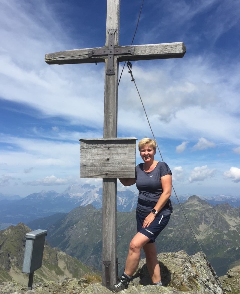 Karin Stocker beim Gipfelkreuz