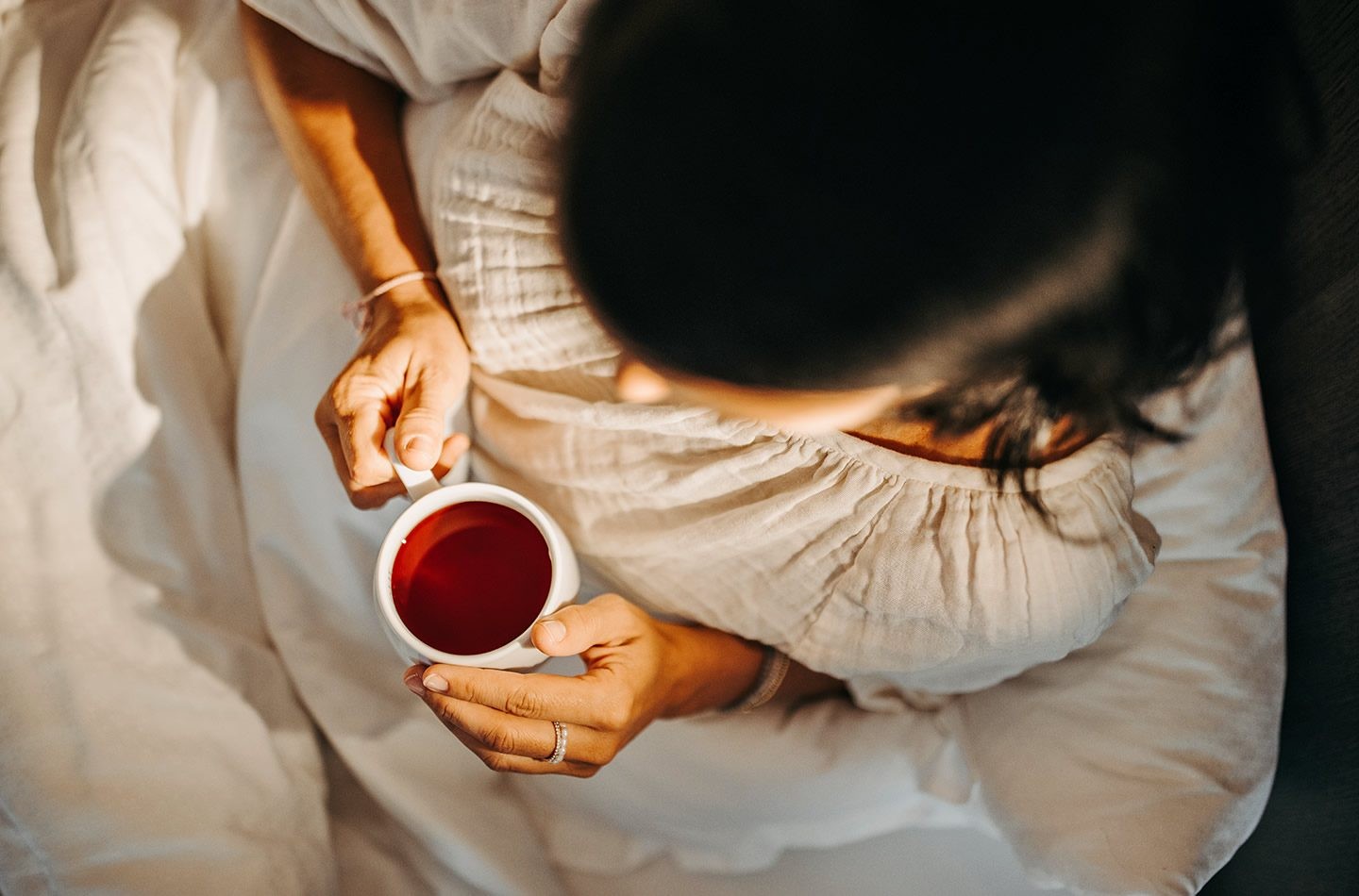 Tee trinken im Zimmer