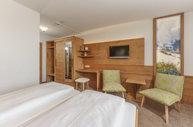 Blick vom Bett auf die Sitzmöbel