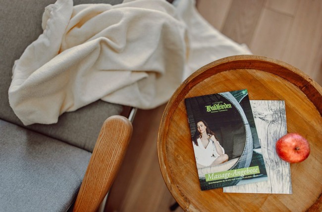 Tischablage im Wald-Panorama Ruheraum