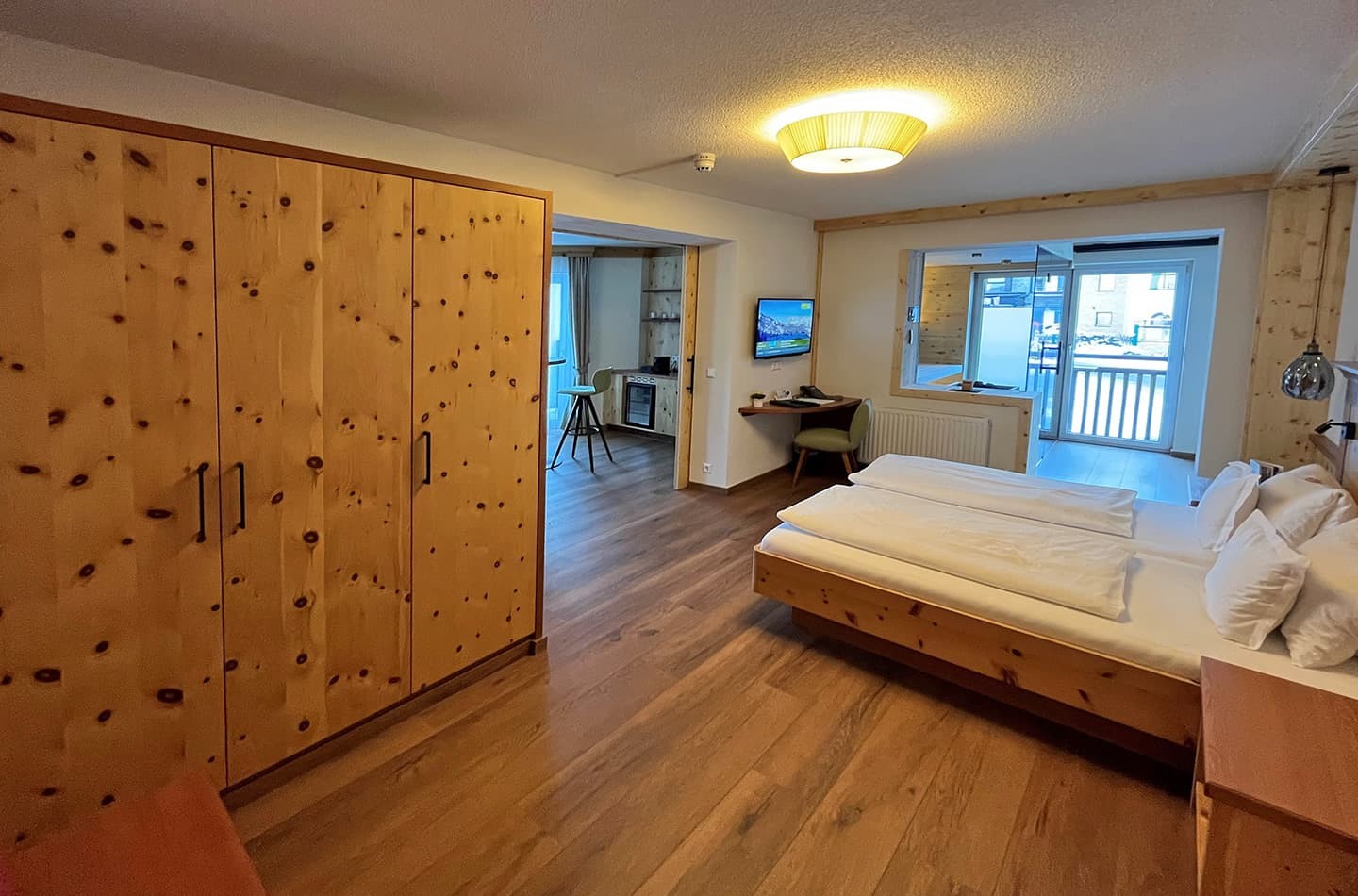 Feel-good suite for up to 4 people with healthy stone pine furnishings