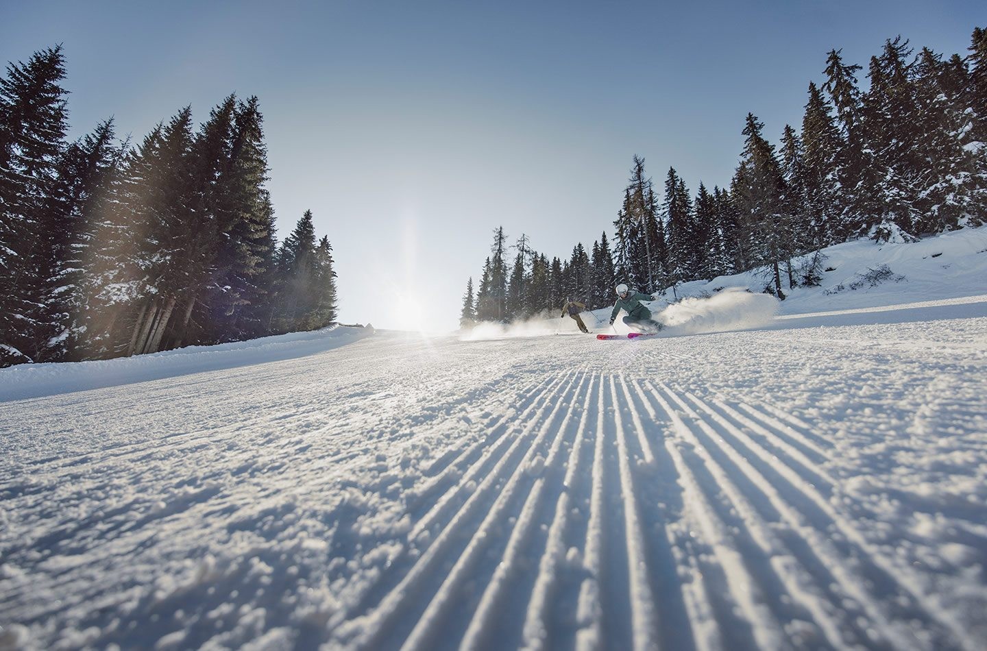 Skifahrer auf bestens präparieten Pisten in der 4-Berge-Skischaukel