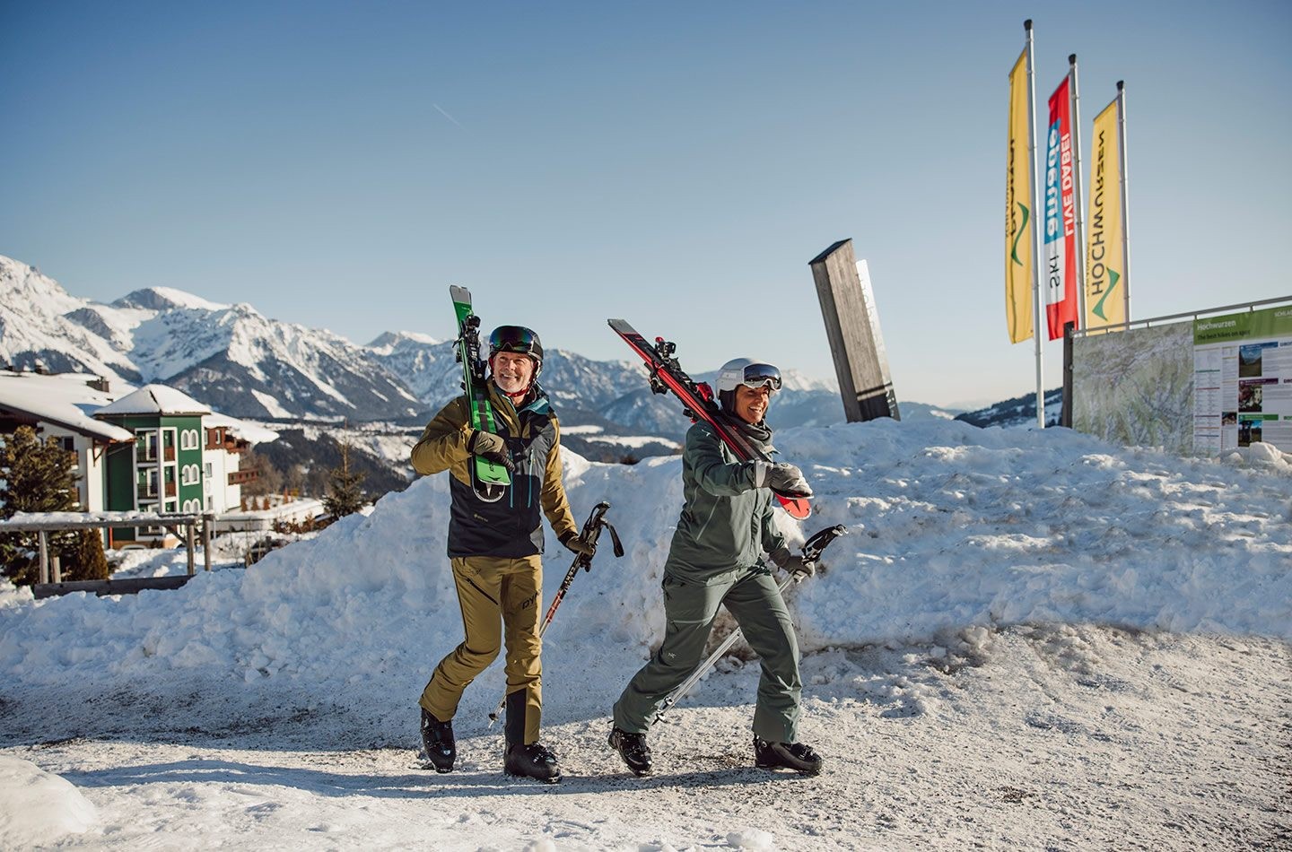 Skifahrer unterwegs vom Hotel Waldfrieden zur Hochwurzen Talstation
