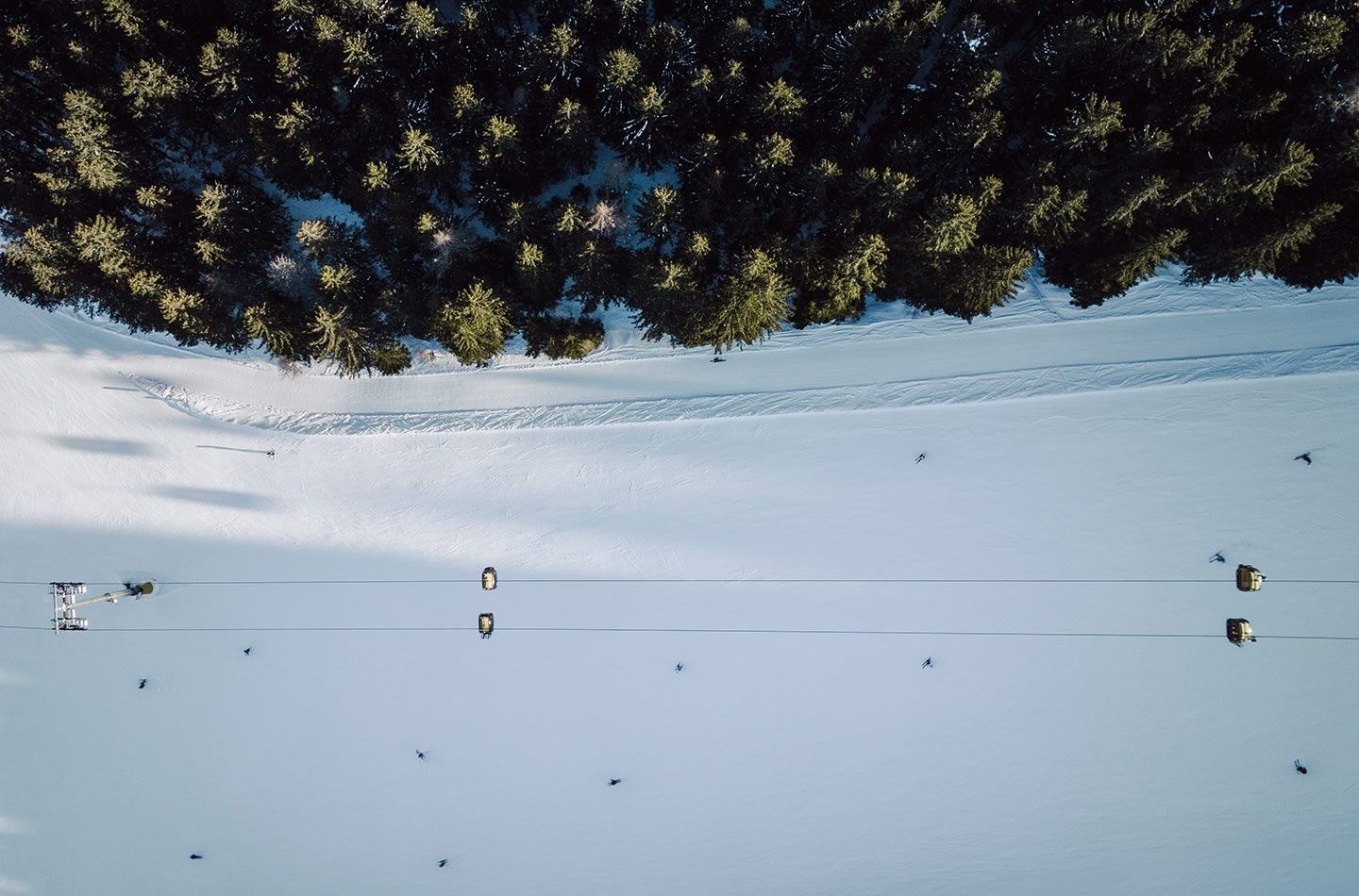 Sessellift und Wald-Ansicht von oben