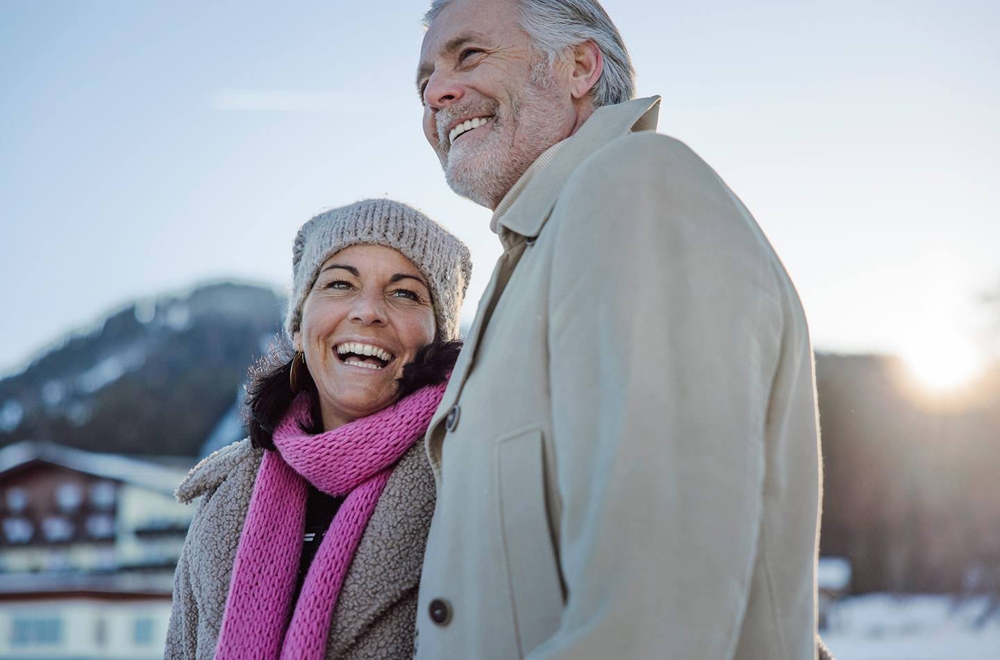 Glückliches Paar beim Winterurlaub im Hotel Waldfrieden