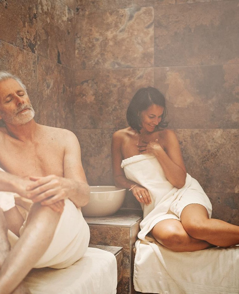 Ausruhen auf den Wärmebänken im Wald-Wärme-Bereich