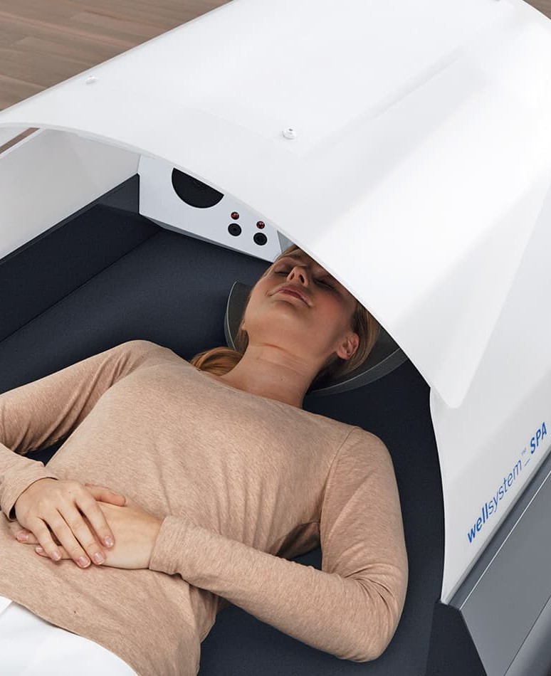 Entspannte Massage auf einer Wellsystem Relax Plus Massageliege © Wellsystem