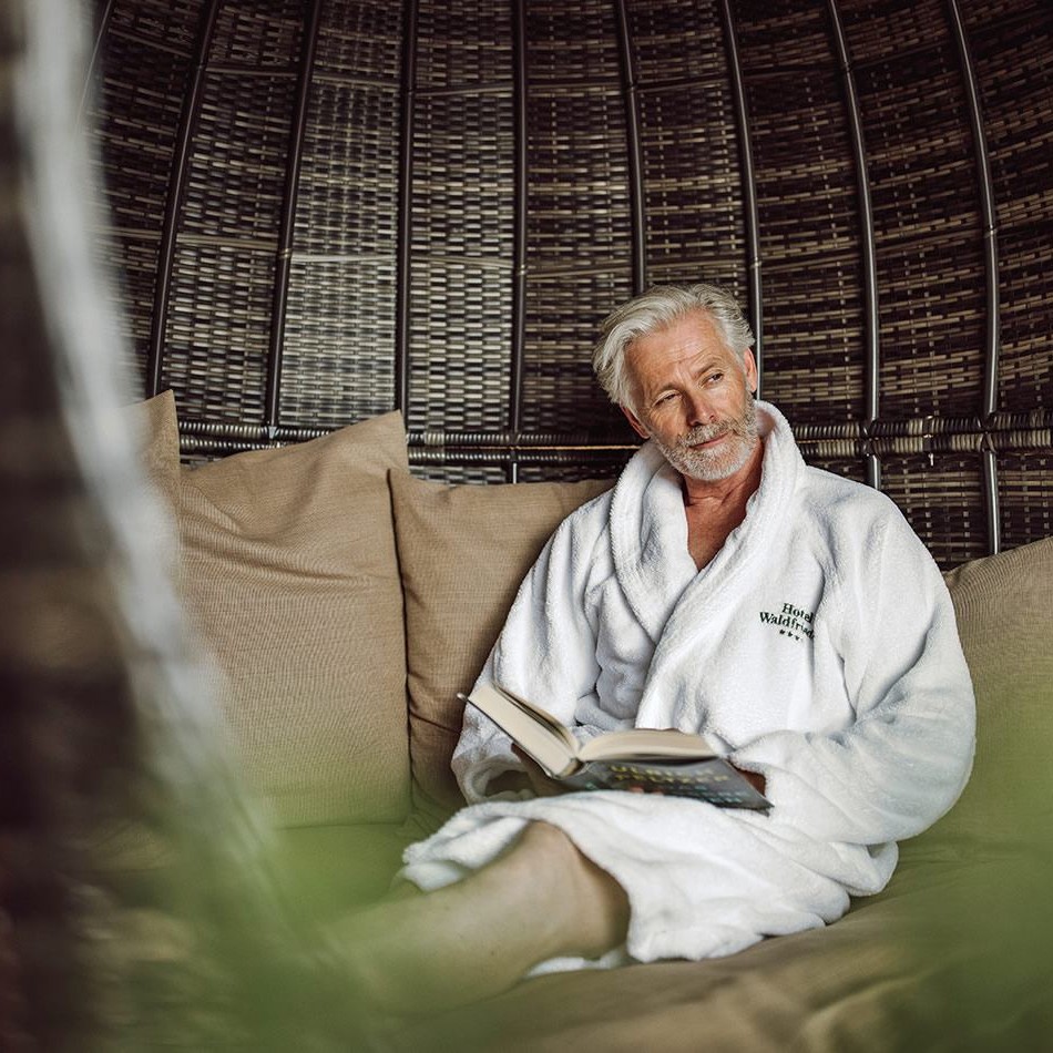 Gemütliche Zufriedenheitsmomente im Wald-Bad